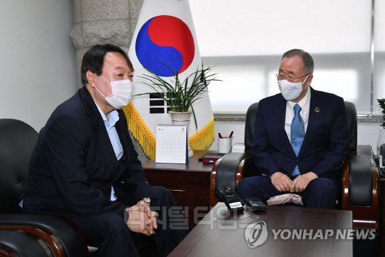 15일 윤석열(왼쪽) 전 검찰총장이 서울 종로구 경희궁길 반기문재단에서 반기문 전 UN 사무총장을 예방하고 있다. 연합뉴스